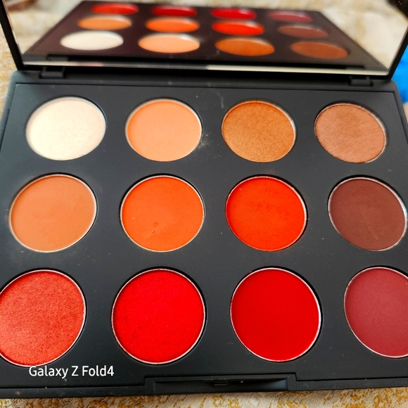 🎨 NEW MAC “Flame Boyant” Eye Shadow Palette 🎨 - Picture 4 of 8